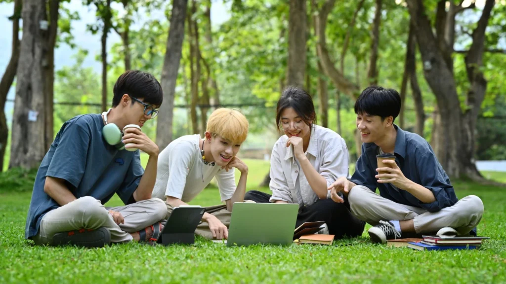 Generasi Milenial dan Gen Z memiliki cara berbeda dalam menggunakan media, dan ini sering kali berdampak pada bagaimana kita saling memahami.