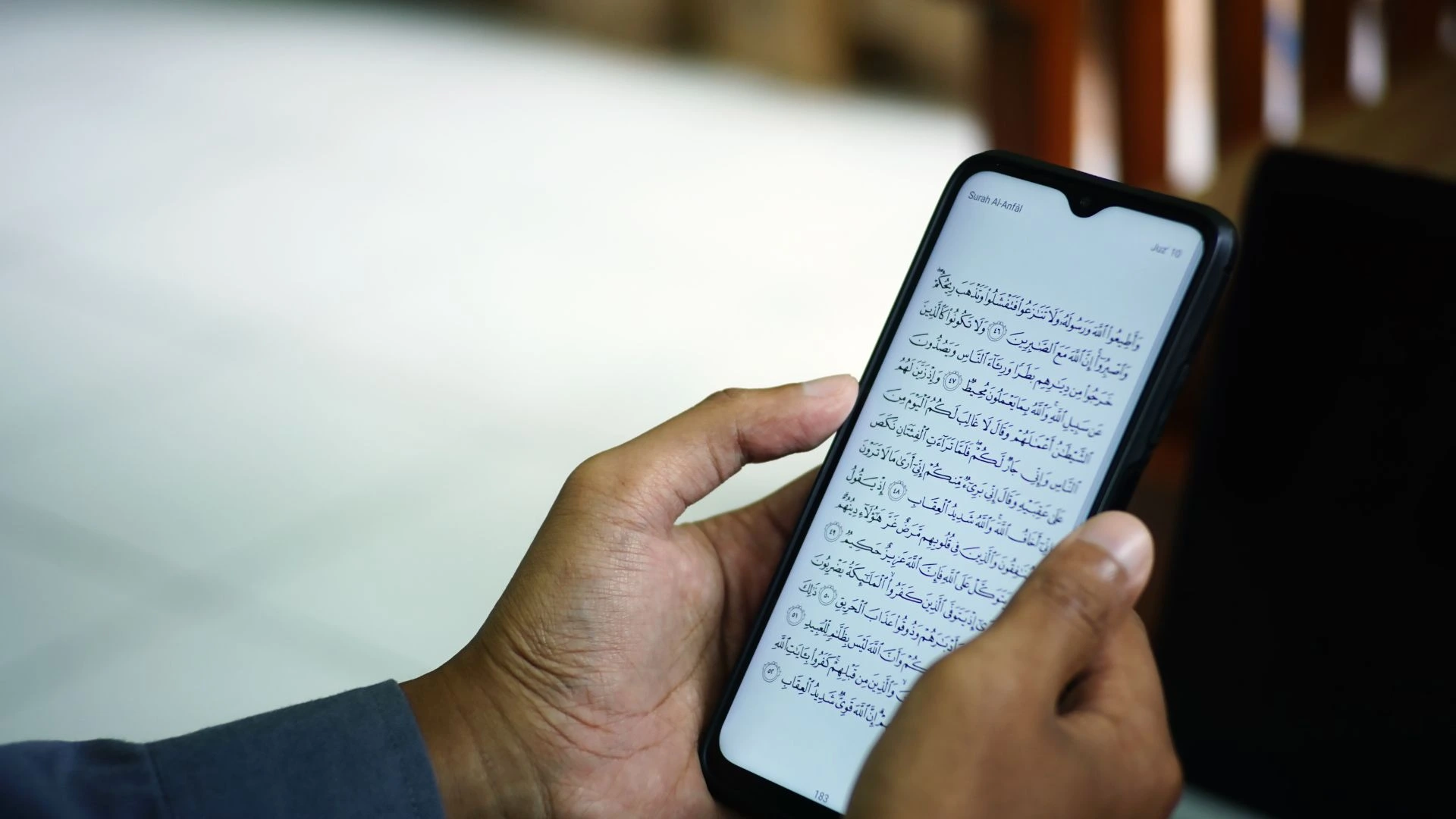Digital minimalism adalah pendekatan hidup yang menekankan penggunaan teknologi dengan cara yang lebih bijaksana dan terfokus.