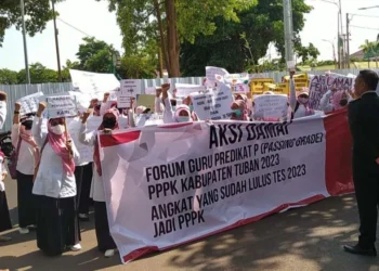 Ratusan guru di Kabupaten Tuban yang tergabung dalam Forum Guru Swasta Lulus Passing Grade 2023 menggelar aksi demonstrasi