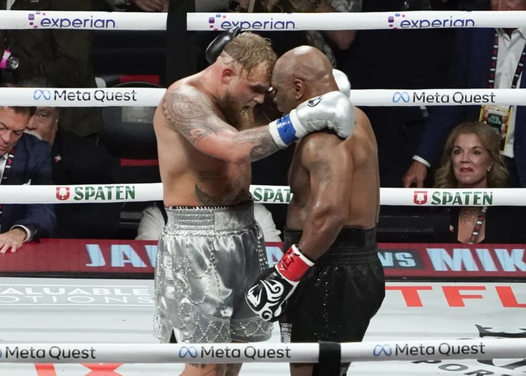 Jake Paul mencetak kemenangan besar dalam pertarungan delapan ronde melawan legenda tinju, Mike Tyson, di AT&T Stadium, Arlington, Texas.