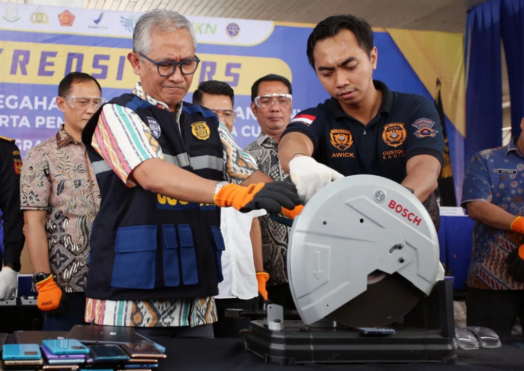 Gaes !!! Bea Cukai Soetta Musnahkan Barang Sitaan Senilai 1,2 Miliar, Termasuk iPhone 16