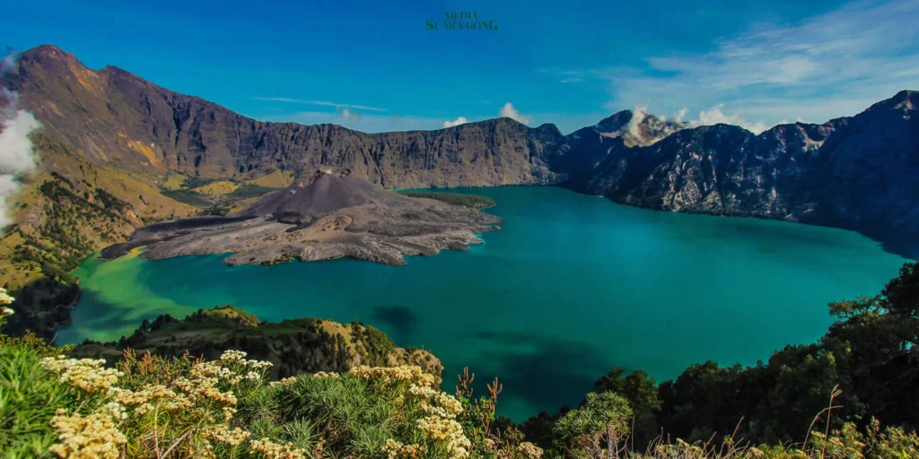 Danau Segara Anak, terletak di kaki Gunung Rinjani, menjadi magnet bagi wisatawan lokal dan internasional tanpa harus mendaki