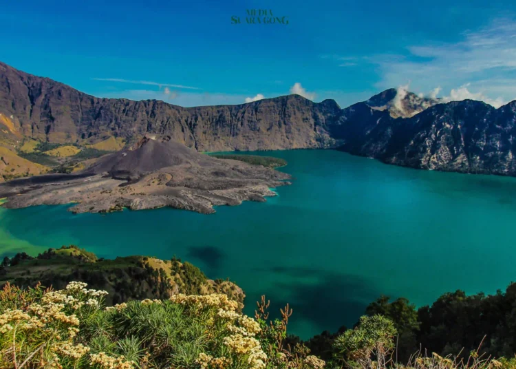 Danau Segara Anak, terletak di kaki Gunung Rinjani, menjadi magnet bagi wisatawan lokal dan internasional tanpa harus mendaki