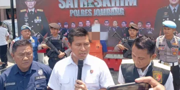 Kasat Reskrim Polres Jombang, AKP Margono Suhendra, amankan Pelaku diduga melakuka Tindak Pidana ilegal logging