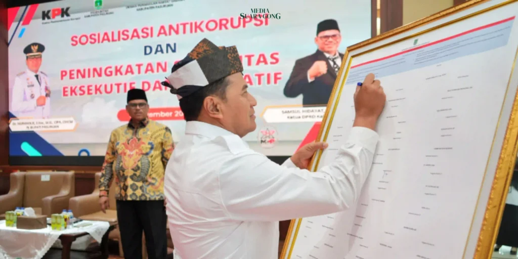 Pj Bupati Pasuruan, bersama dengan 50 anggota DPRD Kabupaten Pasuruan menandatangani pakta integritas, pencegahan dan pemberantasan KKN