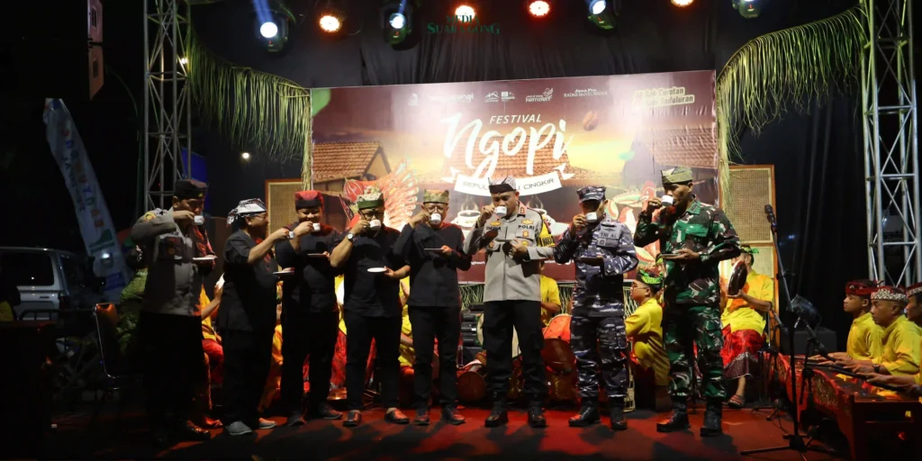 Festival Ngopi Sepuluh Ewu kembali digelar. Bertempat di Desa Kemiren, Kecamatan Glagah, Kabupaten Banyuwangi Pada 7 November 2024.