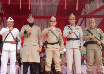 Pj. Gubernur Jatim Ajak Generasi Muda Teladani Pahlawanmu dalam upacara peringatan Hari Pahlawan di Tugu Pahlawan Surabaya