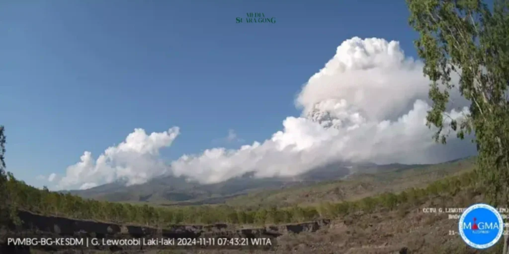 Gaes !!! Gunung Lewotobi Laki-Laki di Flores Timur NTT Kembali Erupsi