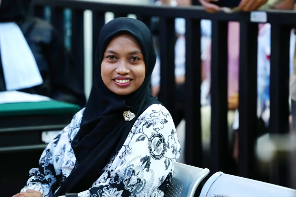 Setelah melewati proses hukum panjang, Supriyani, seorang guru honorer di SDN 4 Baito, akhirnya dinyatakan bebas oleh PN Andoolo.