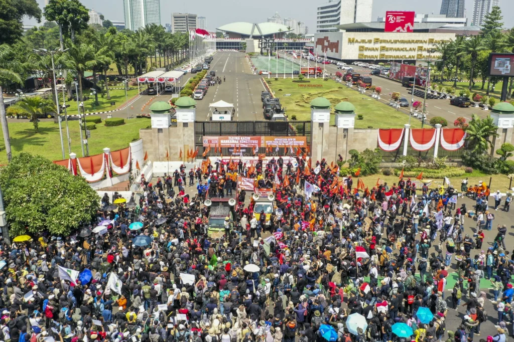 Wakil Ketua DPR RI, mengeluarkan instruksi resmi agar lagu kebangsaan “Indonesia Raya” diputar setiap hari kerja di Gedung DPR RI.