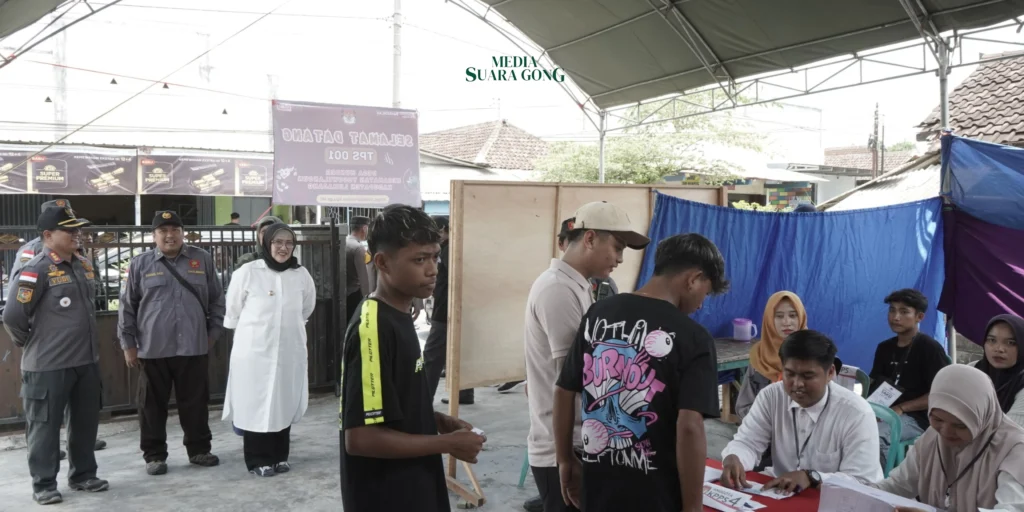 Gaes !!! Pemantauan Pilkada 2024, Bunda Yuyun Pastikan TPS di Lumajang Berjalan Lancar