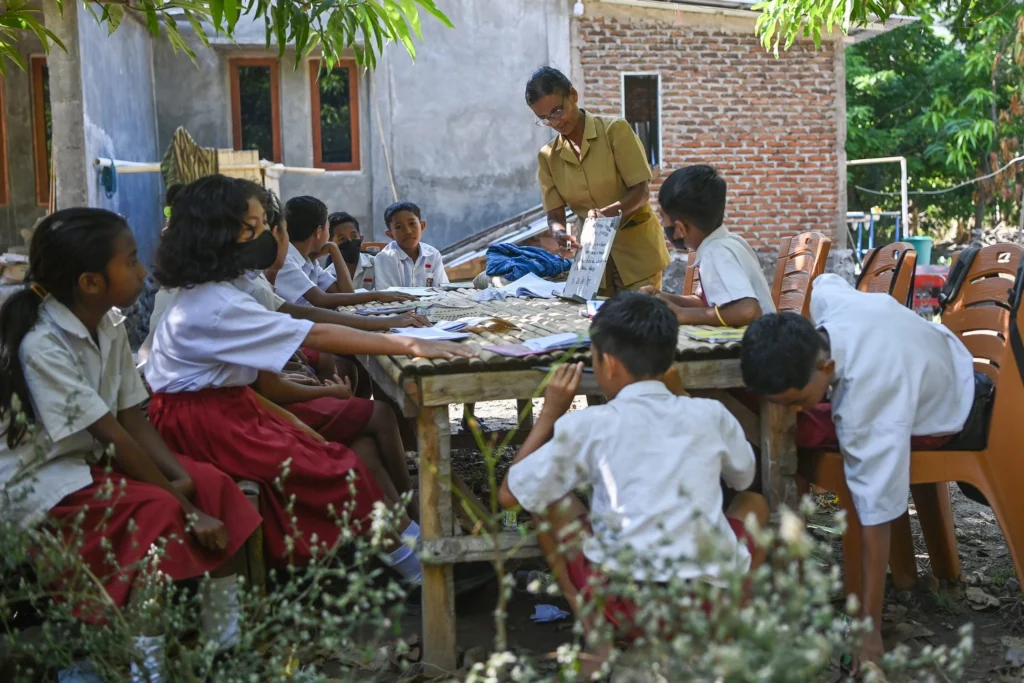 Prabowo akhirnya menyetujui kenaikan gaji guru, memberikan tambahan 2 juta untuk guru honorer dan satu kali gaji pokok bagi guru ASN.