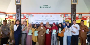 Gaes !!! Pj. Bupati Lumajang Serahkan Sertifikat PTSL 2024 dan Tegaskan Pentingnya Kepastian Hukum Pertanahan untuk Pertumbuhan Ekonomi