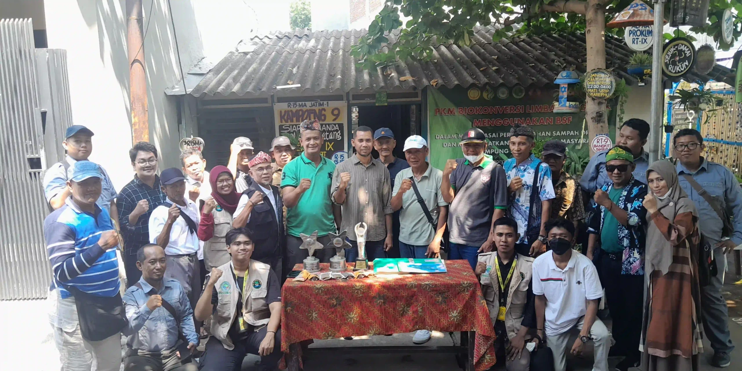 DLH Kota Bontang, lakukan kunjungan studi ke Kampoeng Oase Songo, Surabaya, pada Jumat (15/11/2024). Untuk belajar pengolahan sampah organik