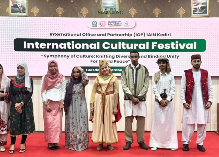 International Office and Partnership (IOP) IAIN Kediri menggelar Festival Budaya Internasional bertajuk "Simfoni Budaya: Merajut Keberagaman dan Mengikat Persatuan Demi Perdamaian Dunia" pada Selasa (12/11/2024).