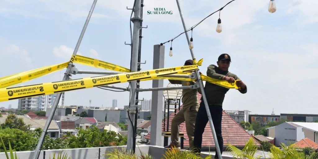 Pemerintah Kota (Pemkot) Surabaya melalui Satuan Polisi Pamong Praja (Satpol PP) menindak tegas keberadaan tower telekomunikasi tanpa izin di wilayah Jalan Klampis.