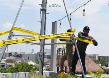 Pemerintah Kota (Pemkot) Surabaya melalui Satuan Polisi Pamong Praja (Satpol PP) menindak tegas keberadaan tower telekomunikasi tanpa izin di wilayah Jalan Klampis.