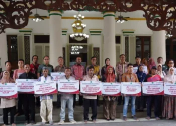 Bank Jatim menyerahkan bantuan Corporate Social Responsibility (CSR) kepada Pemerintah Kabupaten Pamekasan