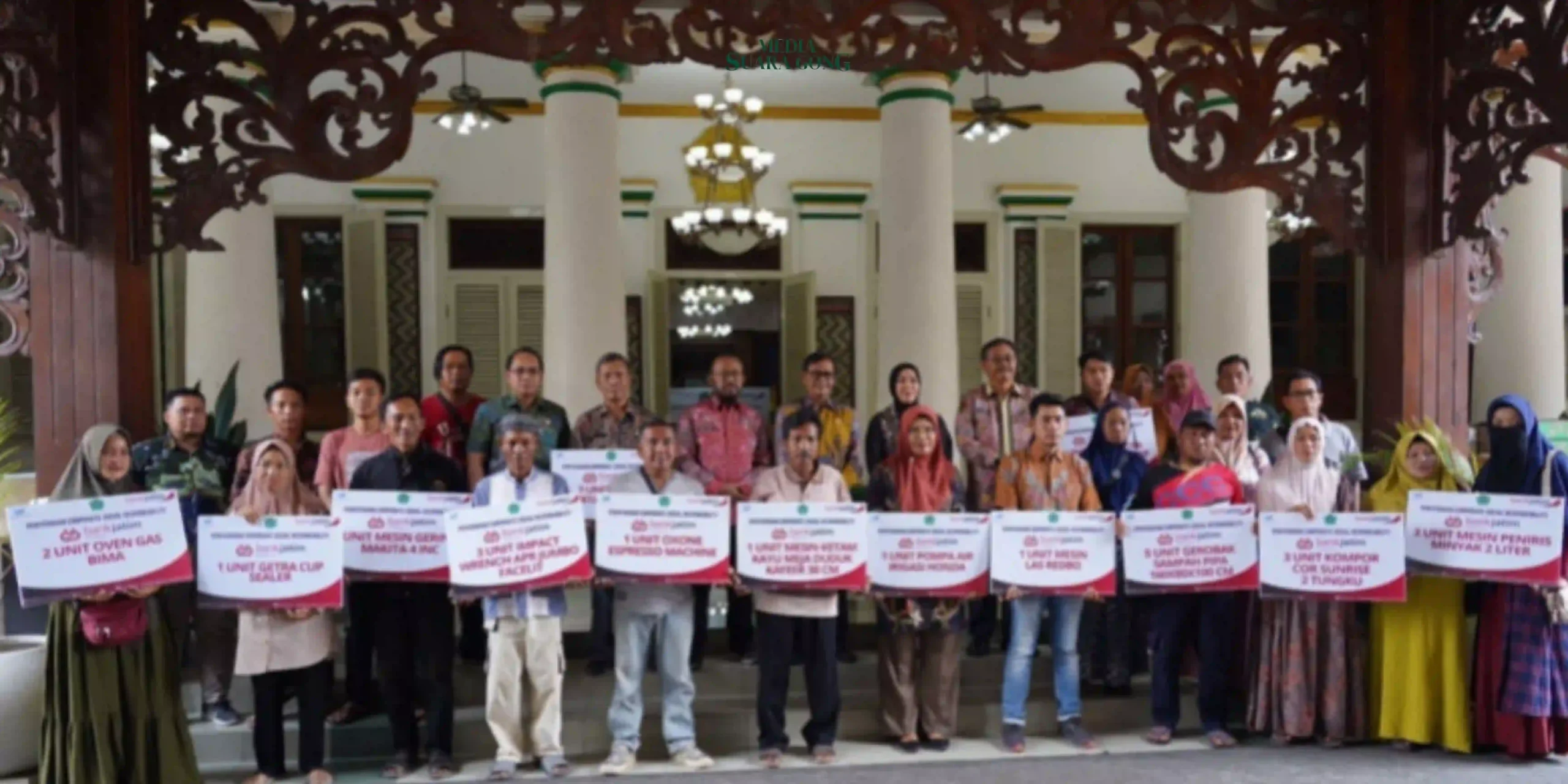 Bank Jatim menyerahkan bantuan Corporate Social Responsibility (CSR) kepada Pemerintah Kabupaten Pamekasan