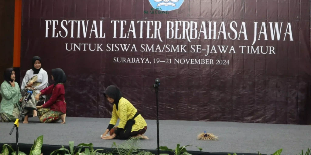 Balai Bahasa Provinsi Jawa Timur menyelenggarakan Festival Teater Berbahasa Jawa untuk Siswa SMA/SMK se-Jawa Timur pada 19–21 November 2024.