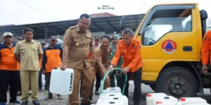 Gaes !!! BPBD Jatim Salurkan Bantuan Air Bersih ke Wilayah Plosoklaten, Kabupaten Kediri