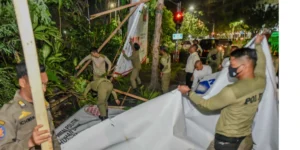 Gaes !!! Satpol PP Surabaya Tertibkan Alat Peraga Kampanye di Masa Tenang Pemilu