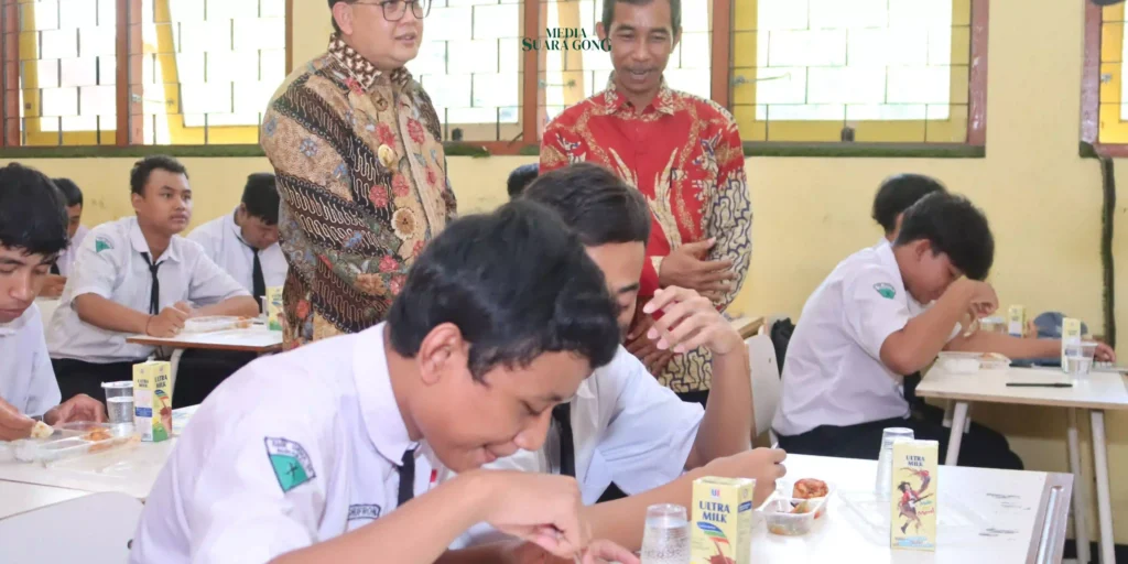Penjabat (Pj) Gubernur Jawa Timur Tinjau Simulasi Program Makan Bergizi Gratis di Sekolah