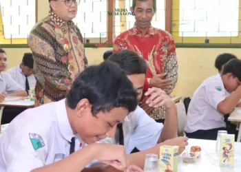 Penjabat (Pj) Gubernur Jawa Timur Tinjau Simulasi Program Makan Bergizi Gratis di Sekolah