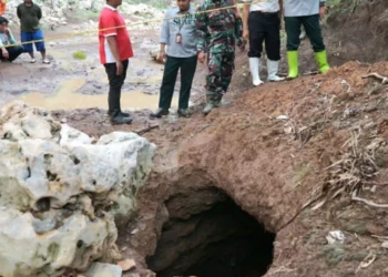 BPBD Jatim dan Tim Geofisika dari Institut ITS Surabaya menanggapi fenomena lubang besar penyedot aliran air Sungai Kaliasat, Kabupaten Blitar