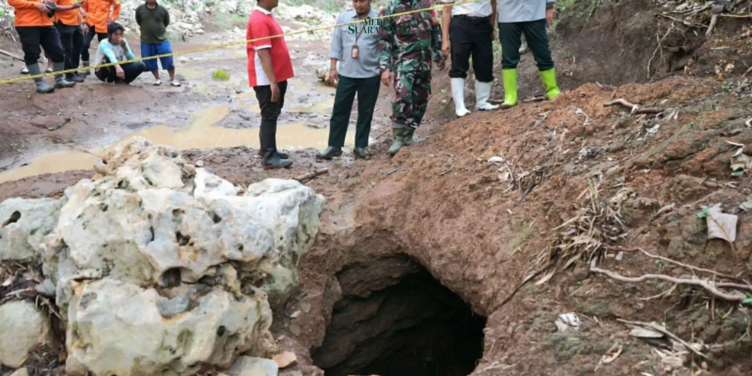 BPBD Jatim dan Tim Geofisika dari Institut ITS Surabaya menanggapi fenomena lubang besar penyedot aliran air Sungai Kaliasat, Kabupaten Blitar