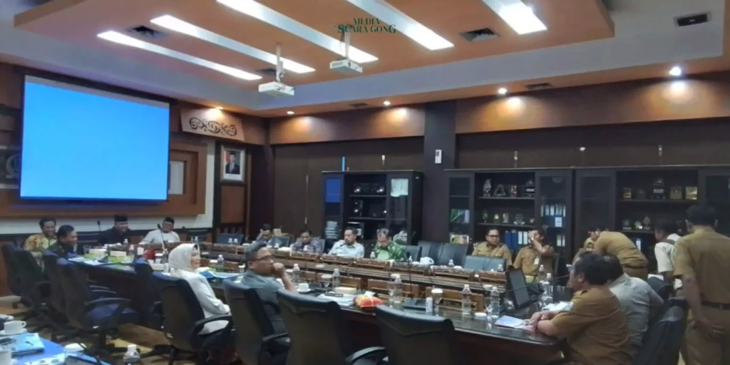 Komisi D DPRD Jawa Timur mendukung penuh langkah Dinas Perhubungan Jatim dalam mengembangkan empat pelabuhan pengumpan regional.