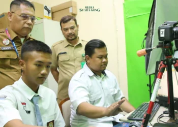 Pemerintah Kota (Pemkot) Surabaya melalui Dinas Kependudukan dan Pencatatan Sipil (Dispendukcapil) gencar melaksanakan upaya jemput bola untuk perekaman KTP elektronik (KTP-el)