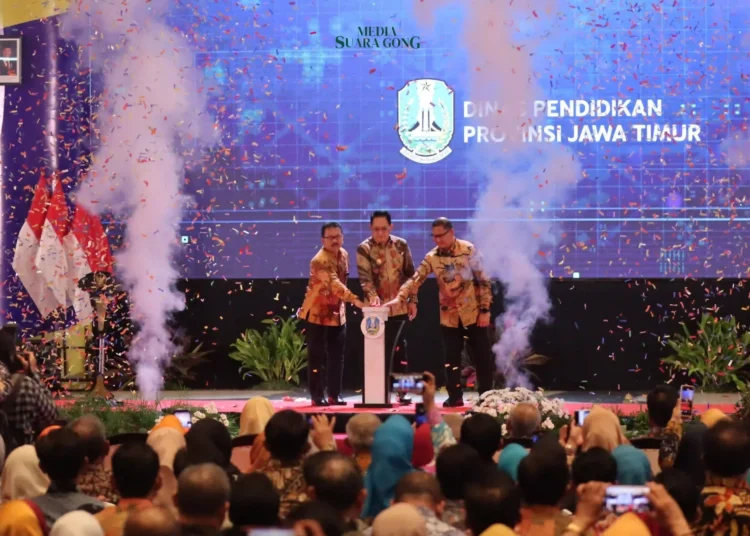 Pemerintah Provinsi Jawa Timur menggelar peringatan Hari Aksara Internasional ke-59 dan Hari Guru Nasional ke-79. Pada Selasa (19/11/2024)