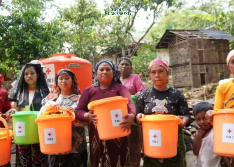 PMI) Kabupaten Pasuruan terus mendistribusikan air bersih guna membantu masyarakat yang terdampak kekeringan.