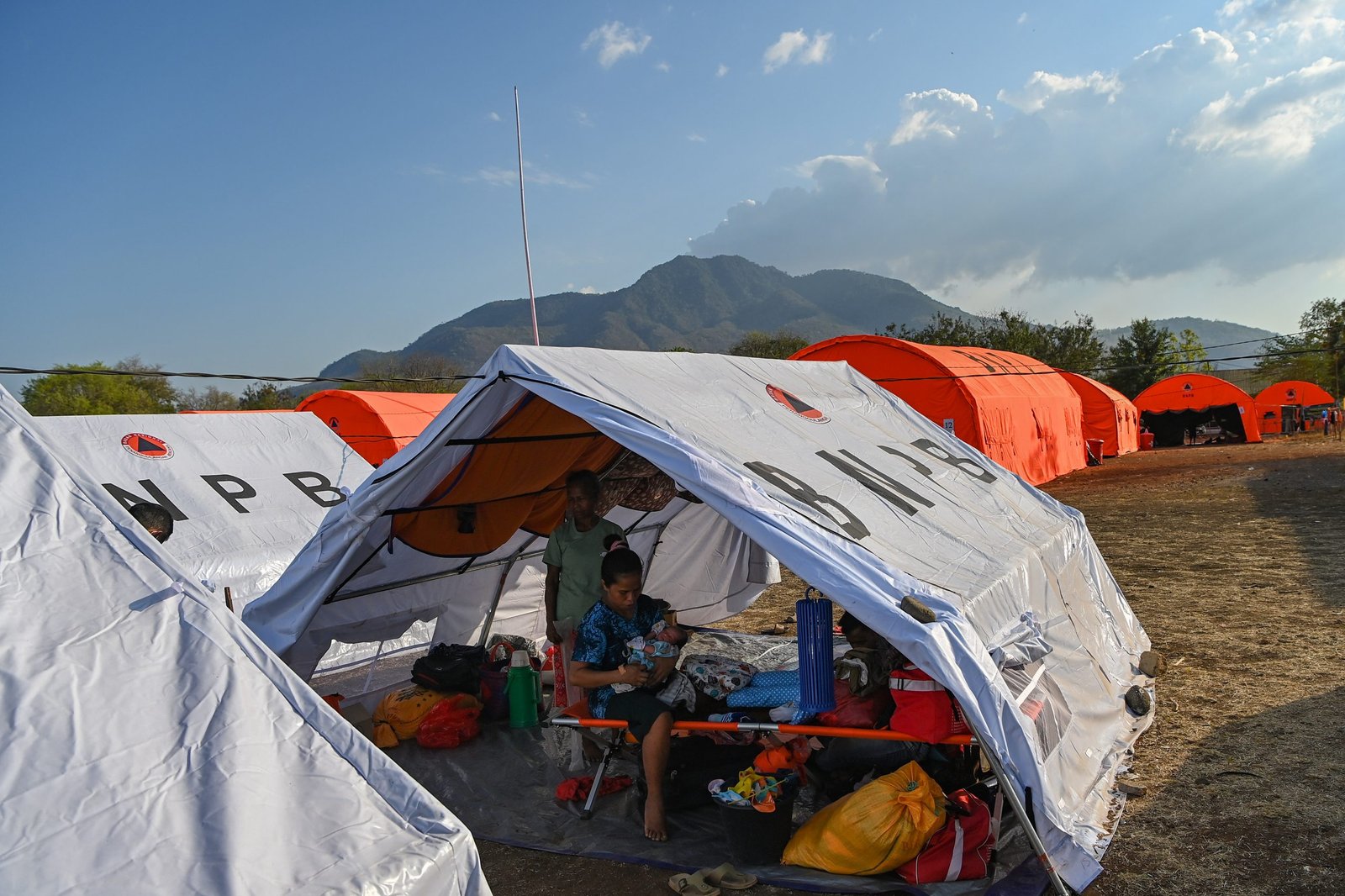 Seorang pengungsi korban erupsi Gunung Lewotobi di Kabupaten Flores Timur, Nusa Tenggara Timur (NTT), melahirkan di tenda pengungsian.