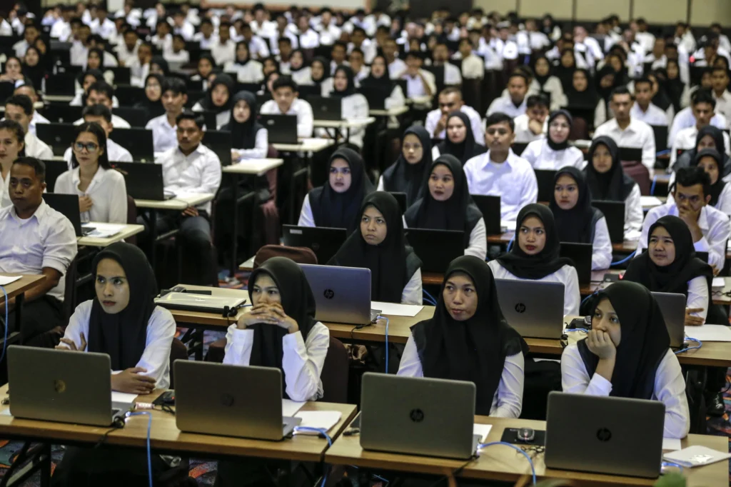 Dalam permohonannya, Hanter meminta MK menghapus syarat TOEFL untuk pelamar CPNS dan rekrutmen di perusahaan swasta di Indonesia.