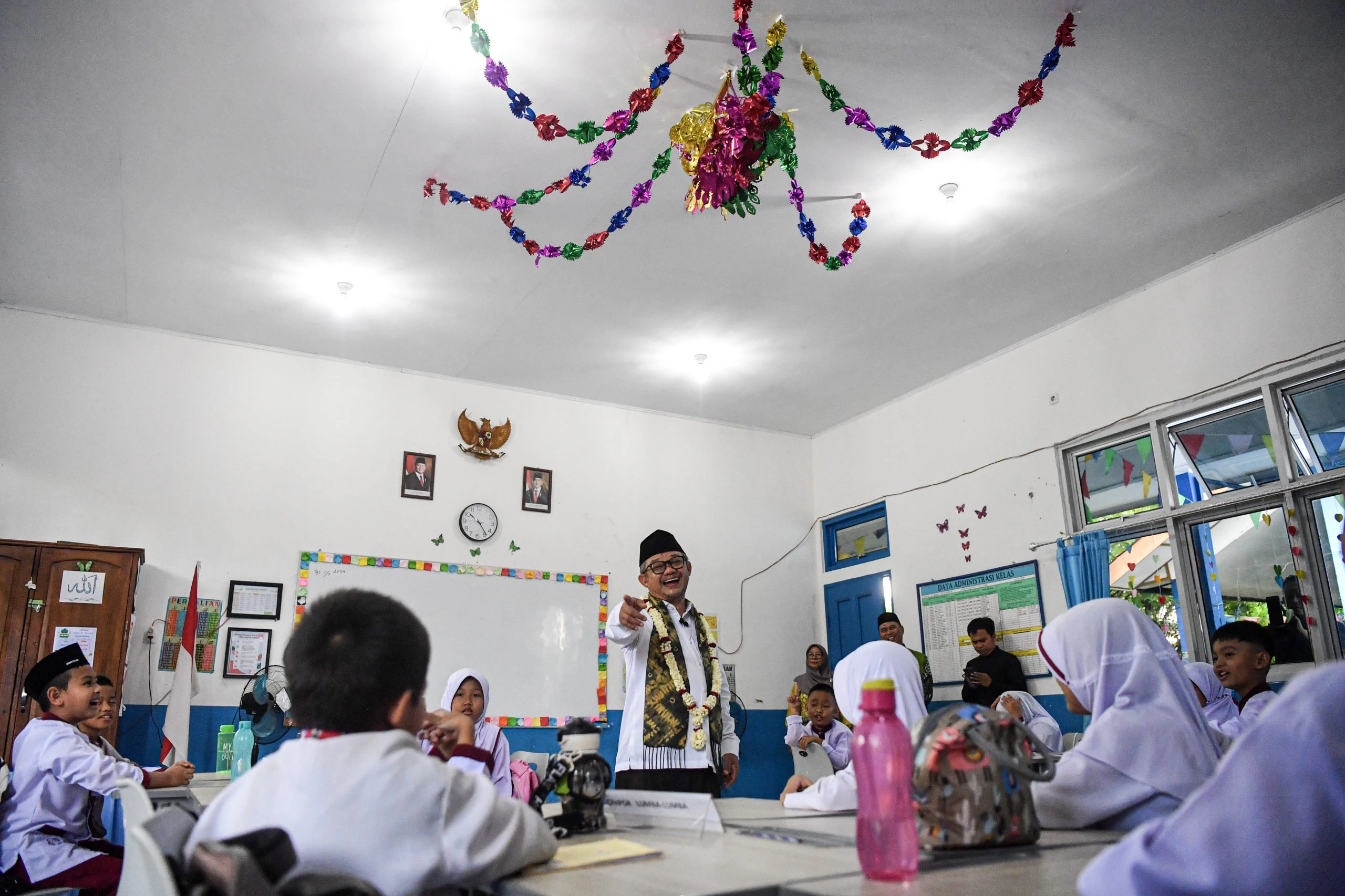 Mendikdasmen Abdul Mu’ti menegaskan rencana pemerintah untuk menaikkan gaji guru di Indonesia.