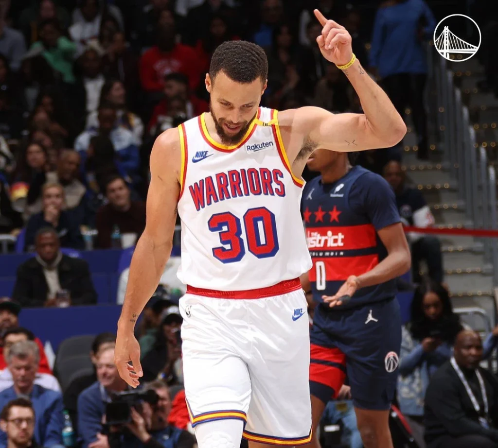 Stephen Curry kembali memperkuat Golden State Warriors setelah absen karena cedera pergelangan kaki. Berikut ulasannya.