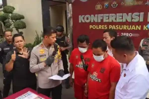 Gaes !!! Dua Pria di Pasuruan Ditangkap Tengah Bermain Judi Online di Teras Rumah