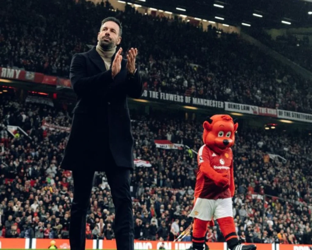 Ruud van Nistelrooy menutup perjalanannya sebagai manajer MU dengan manis setelah membawa timnya meraih kemenangan atas Leicester City.