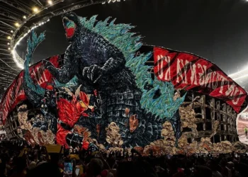 Suasana di Stadion Gelora Bung Karno (GBK), semakin meriah dengan kejutan dari La Grande Indonesia, kelompok suporter setia Timnas Indonesia.