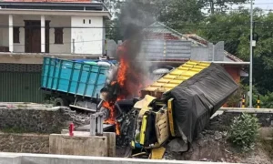Gaes !!! Dua Truk Bertabrakan Hebat di Probolinggo, Satu Terbakar dan Sopir Sempat Terjepit