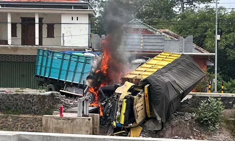 Insiden kecelakaan lalu lintas melibatkan dua truk terjadi di Jalan Prof. Dr. Hamka, tepat di depan RSUD Ar Rozy, Kota Probolinggo,.