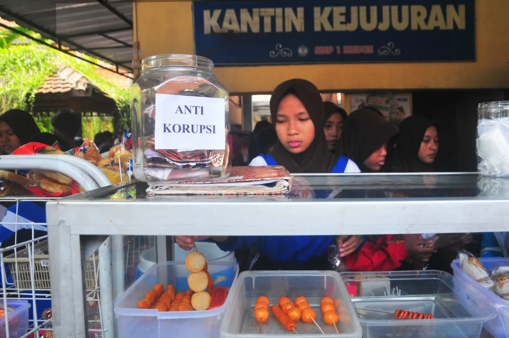  Pemprov DKI Jakarta tengah mempersiapkan kebijakan baru untuk mengoptimalkan pengelolaan kantin sekolah melalui rancangan payung hukum.