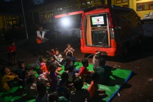 Gaes !!! Diskominfo Hadirkan Hiburan untuk Anak Korban Erupsi Gunung Lewotobi