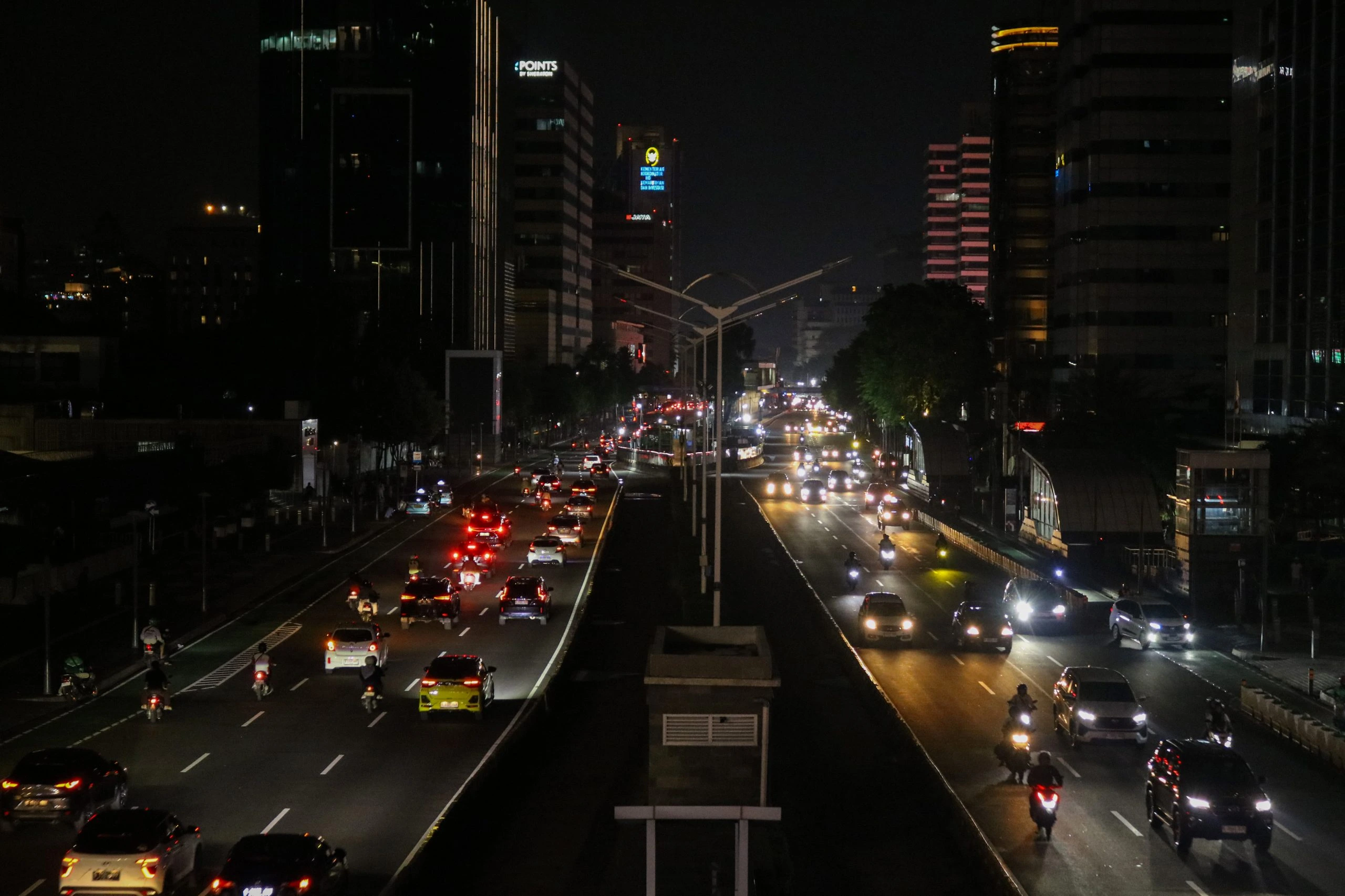 Pemerintah Provinsi DKI Jakarta melaksanakan aksi pemadaman lampu serentak, yang berhasil mengurangi emisi karbon sebesar 66,49 ton.