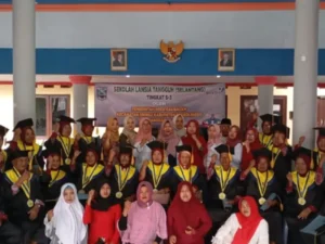 Gaes !!! 25 Siswa Lansia Diwisuda, Pendidikan Tanpa Batas Usia