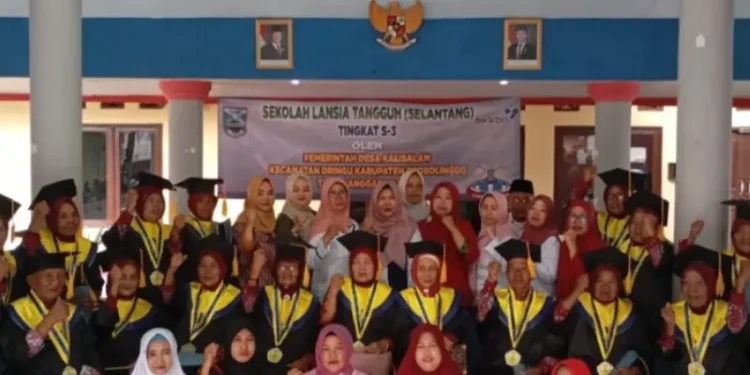  Sebanyak 25 siswa dari Sekolah Lansia Tangguh (Selantang) resmi diwisuda pada Rabu (20/11/2024) di Balai Desa Kalisalam.