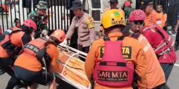 Setelah empat hari pencarian intensif, jasad Karyono (22), pemuda yang dilaporkan tenggelam di Waduk Bendo, Ponorogo, akhirnya ditemukan.