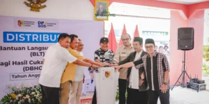 Bupati Hendy Siswanto Kembali Salurkan Bansos di Jember